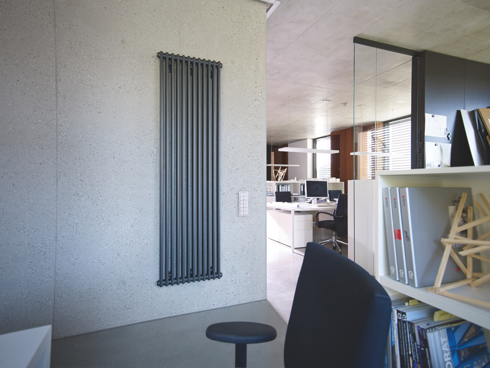 Zehnder_RAD_Charleston-HY_2200_12_volcanic_buero_04 Rendering Zehnder Charleston Decorative radiator Front view